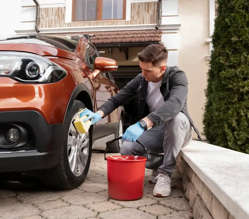 Lavage auto à domicile Saint-Germain-de-Prinçay : professionnel intervenant sur un véhicule